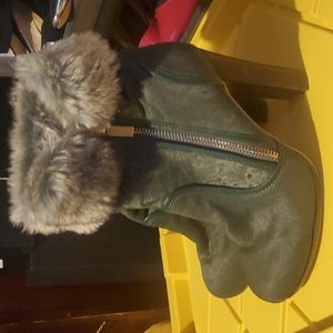 Cute olive green calfhair and fun fur bootie👢